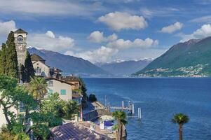 pueblo de brissago a lago maggiore en ticino cantón, suiza foto