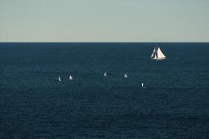 Mónaco, solitario Clásico vela yate en mar a atardecer, enorme vela bote, riqueza vida de multimillonarios foto