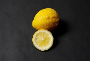 limón Fruta en negro antecedentes. foto