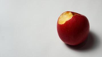 mordedura manzana en un blanco antecedentes foto