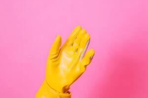 látex guante para limpieza en mano en rosado antecedentes. neural red foto