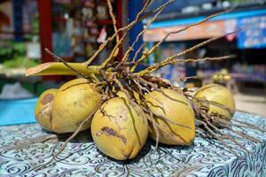 selectivo atención en cocos en monitor en el ventas mesa. Fruta ese a menudo vende en el mes de Ramadán foto