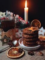 Navidad hora servido mesa con caliente bebida y chocolate galletas con velas y pino árbol foto