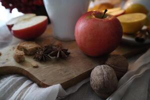 otoño comida fotografía composición rojo manzanas, viburnum bayas en un de madera corte tablero foto