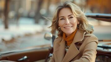 un smilling elegante de edad mediana mujer es sentado en el capucha de un costoso bonito coche foto