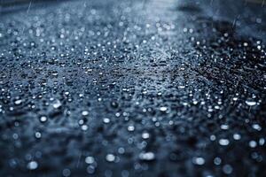 lluvioso clima, gotas de lluvia que cae en el asfalto foto