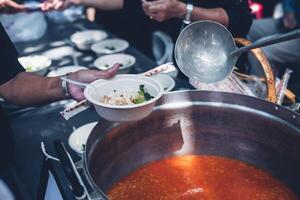 gratis alimento. el humano necesitar para comida es asistido por voluntarios foto