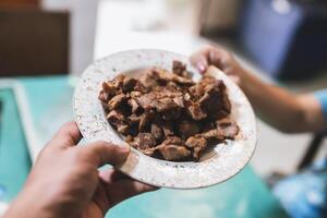 dando gratis caridad comidas a el pobre y hambriento. dando ideas foto