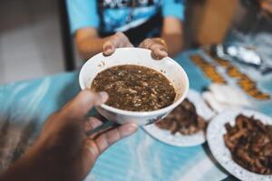 dando gratis caridad comidas a el pobre y hambriento. dando ideas foto