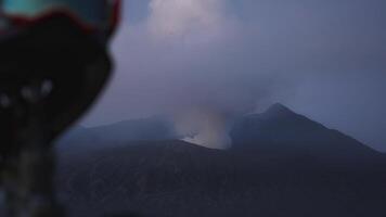 motorcykel bakgrund vulkanisk utbrott gunung marapi video