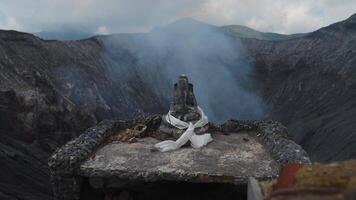 bromo volcán elefante estatua altar ofrendas video