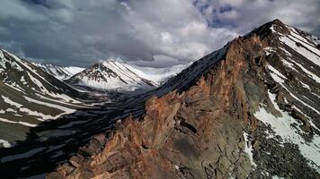 neigeux montagnes de Tibet dans le des nuages video