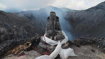 bromo volcán elefante estatua altar ofrendas video