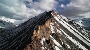 Nevado montanhas do tibete dentro a nuvens video