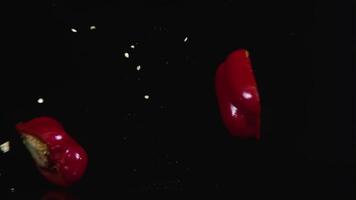 peppar faller sönder till bitar i långsam rörelse video