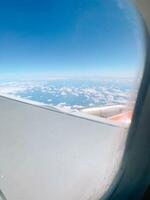 avión en aire con azul nubes avión ventana. de viaje foto