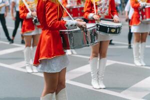 joven muchachas batería a el desfile. calle actuación. majorettes en el desfile foto