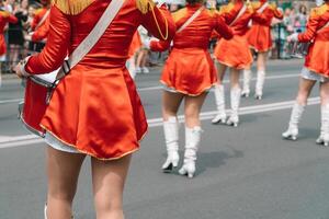 joven muchachas batería a el desfile. calle actuación. majorettes en el desfile foto