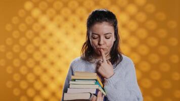 aufgeregt Frau Surfen obwohl Stapel von gekauft Bücher, pflücken Was zu lesen. begeistert Buchsüchtig Person suchen durch Stapel von Romane zu verbringen Freizeit Zeit mit, Studio Hintergrund, Kamera b video