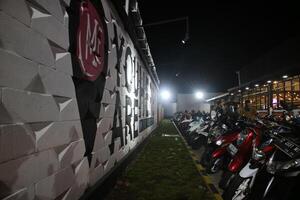 tasikmalaya, Oeste Java, Indonesia. abril 07 2024. - foto de el pared mural ese dice usted son aquí en el mie gacoano restaurante estacionamiento lote