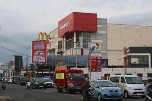 Tasikmalaya, West Java, Indonesia. April 06 2024. - Photo of the traffic scene in front of the TRANSMART Tasikmalaya mall.