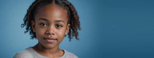 un africano americano juvenil niña aislado en un azul antecedentes con Copiar espacio. foto