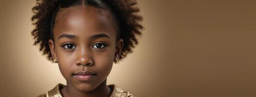 un africano americano juvenil niña aislado en un oro antecedentes con Copiar espacio. foto