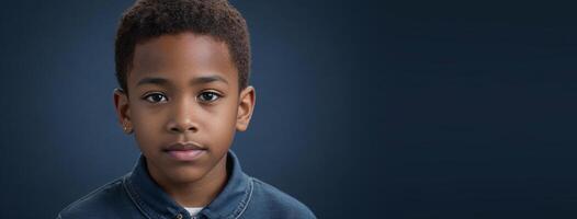 un africano americano joven chico aislado en un zafiro antecedentes con Copiar espacio. foto