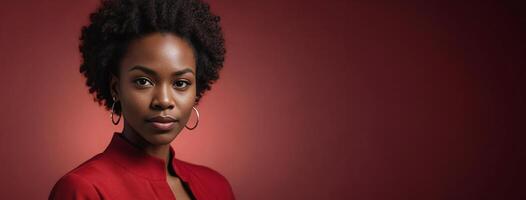 abogado africano americano 2030 mujer aislado en un rojo antecedentes con Copiar espacio. foto