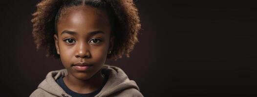 un africano americano juvenil niña aislado en un oscuro marrón antecedentes con Copiar espacio. foto
