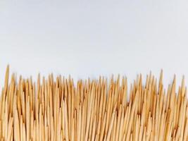 haz de de madera palillos de dientes aislado en blanco antecedentes foto