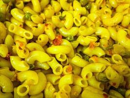 delicioso macroni pasta hogar hecho con vegetales cocido y servido como un comida. - marconi pasta Cocinando foto