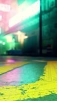 uma cidade rua com uma amarelo e verde faixa de pedestre video