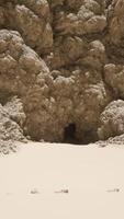 une groupe de rochers sur une sablonneux plage video