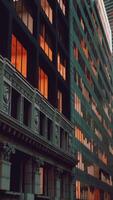 ein geschäftig Stadt Straße gefüttert mit hoch aufragend Gebäude im Neu York Stadt video