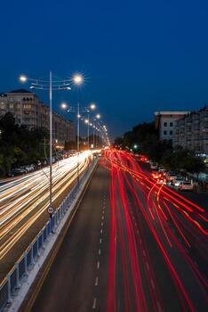 borroso coche tráfico ligero a noche ciudad. tráfico mermelada en noche prisa hora. foto