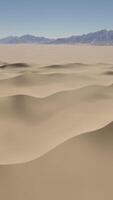 een woestijn landschap met bergen in de afstand video