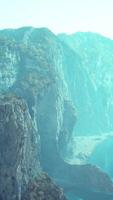 ein atemberaubend Berg See umgeben durch majestätisch Spitzen video
