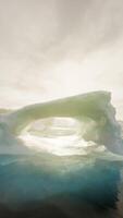 un' grande iceberg galleggiante su superiore di un' corpo di acqua video