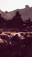 een rotsachtig landschap met een berg in de achtergrond video