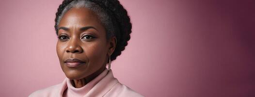 africano americano 60s mayor mujer aislado en un rosado antecedentes con Copiar espacio. foto