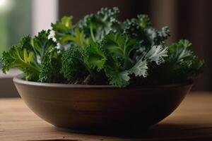 Fresco verde y púrpura col rizada plantas en mármol, orgánico vegetales foto