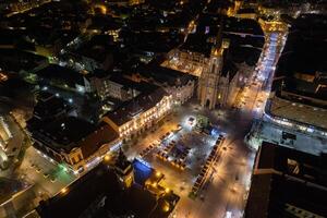 ciudad cuadrado en el hermosa novi triste, para el nuevo año en el noche. serbia foto