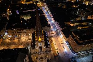 ciudad cuadrado en el hermosa novi triste, para el nuevo año en el noche. serbia foto