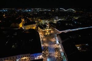 ciudad cuadrado en el hermosa novi triste, para el nuevo año en el noche. serbia foto