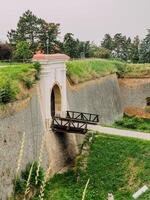 parque con verde colinas y histórico arquitectura a el petrovaradina fortaleza foto