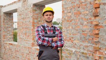 retrato do satisfeito e confiante engenheiro com capacete em construção local video