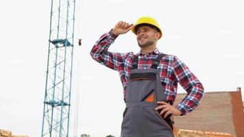 ver de un atractivo trabajador en un construcción sitio video