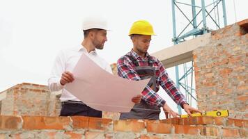 dois engenheiros trabalhando dentro uma construção local video