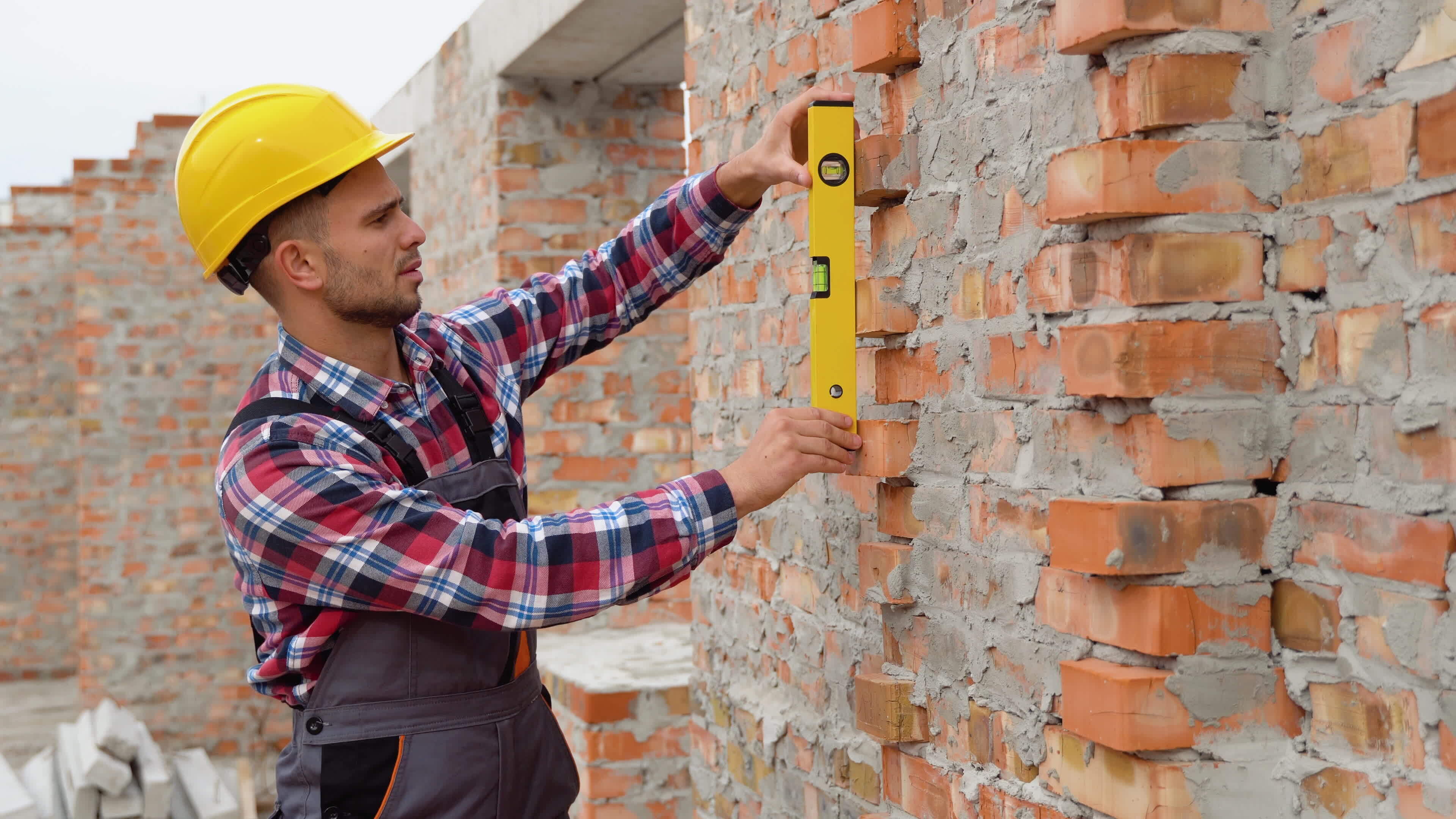 Worker control brick wall using level tool 44228310 Stock Video at Vecteezy